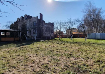 Офисное здание с земельным участком