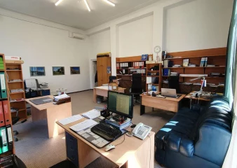 Офисное здание с земельным участком