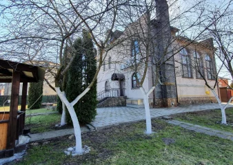 Офисное здание с земельным участком