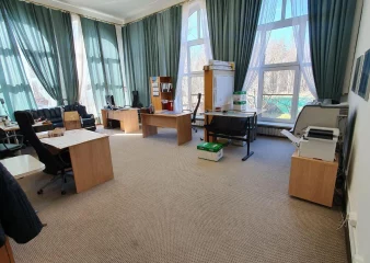 Офисное здание с земельным участком