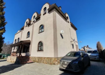 Офисное здание с земельным участком